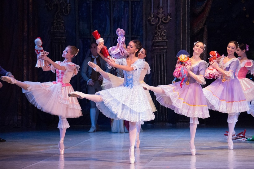Điệu múa duyên dáng trên mũi giày pointe trong vở ballet Kẹp hạt dẻ.
