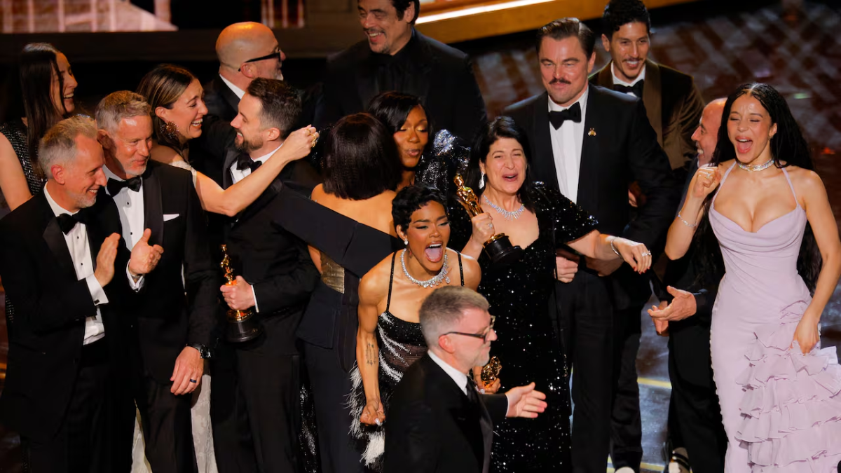Cả khán phòng lễ trao giải Oscar 2026 vỡ òa khi One Battle After Another được vinh danh ở hạng mục Phim hay nhất.