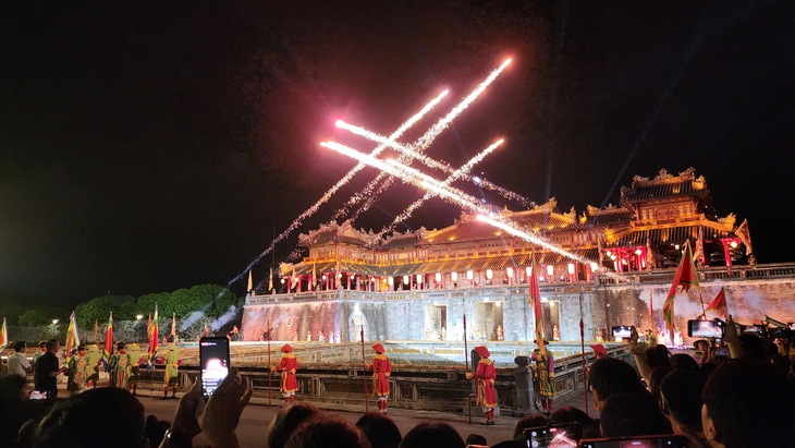 Ngàn người đổ về Đại Nội Huế xem 'Hoàng cung huyền ảo' - Ảnh 1.
