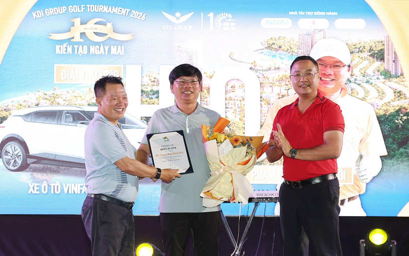Ông Kiều Hữu Dũng - Chủ tịch HĐQT KDI Group và ông Đỗ Việt Hùng - Phó TGĐ KDI Group (Kiêm Trưởng ban tổ chức) trao giải HIO cho golfer Phạm Thân Đình Khôi.