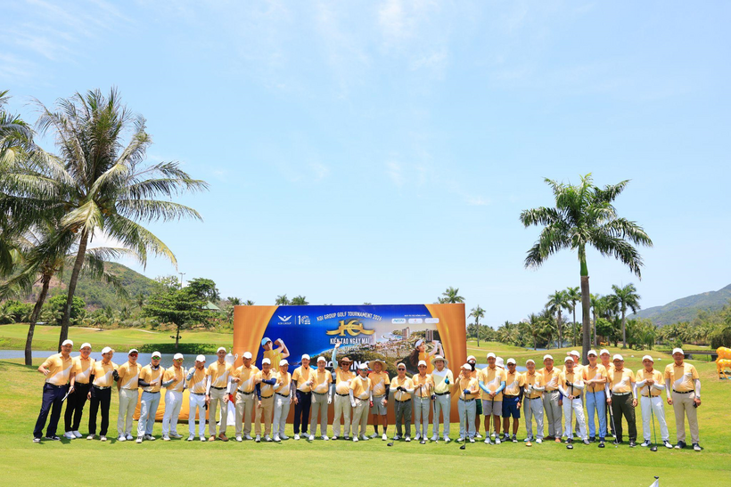 Các Golfer thi đấu tại sân Diamond Bay, tạo nên không khí sôi động trong khuôn khổ KDI Group Golf Tournament 2026.