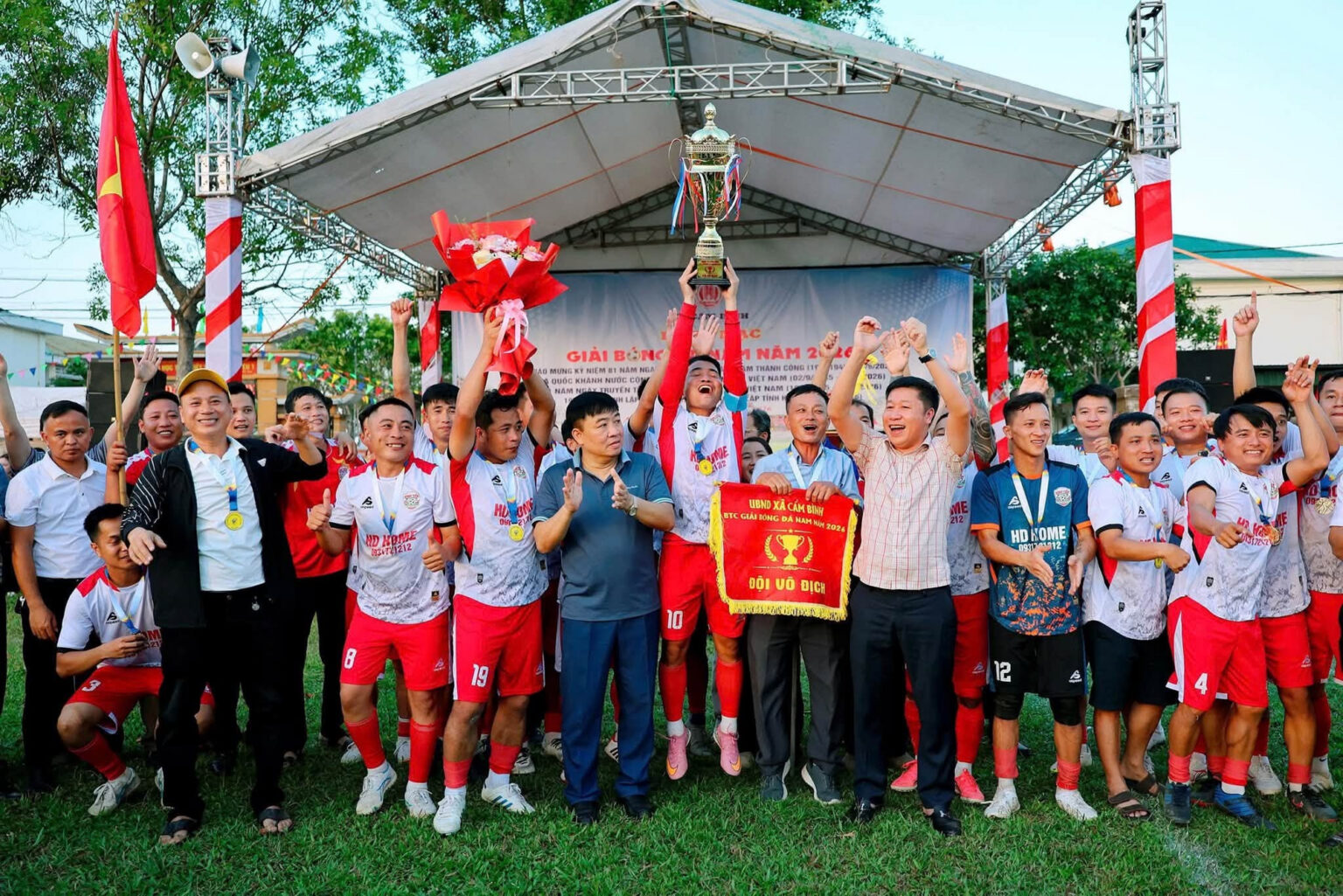 Các hoạt động thể thao trở thành cầu nối giao lưu, kết nối cộng đồng tại xã Cẩm Bình (Hà Tĩnh). 791728224-122194227326931230-9155377807178336343-n.jpg