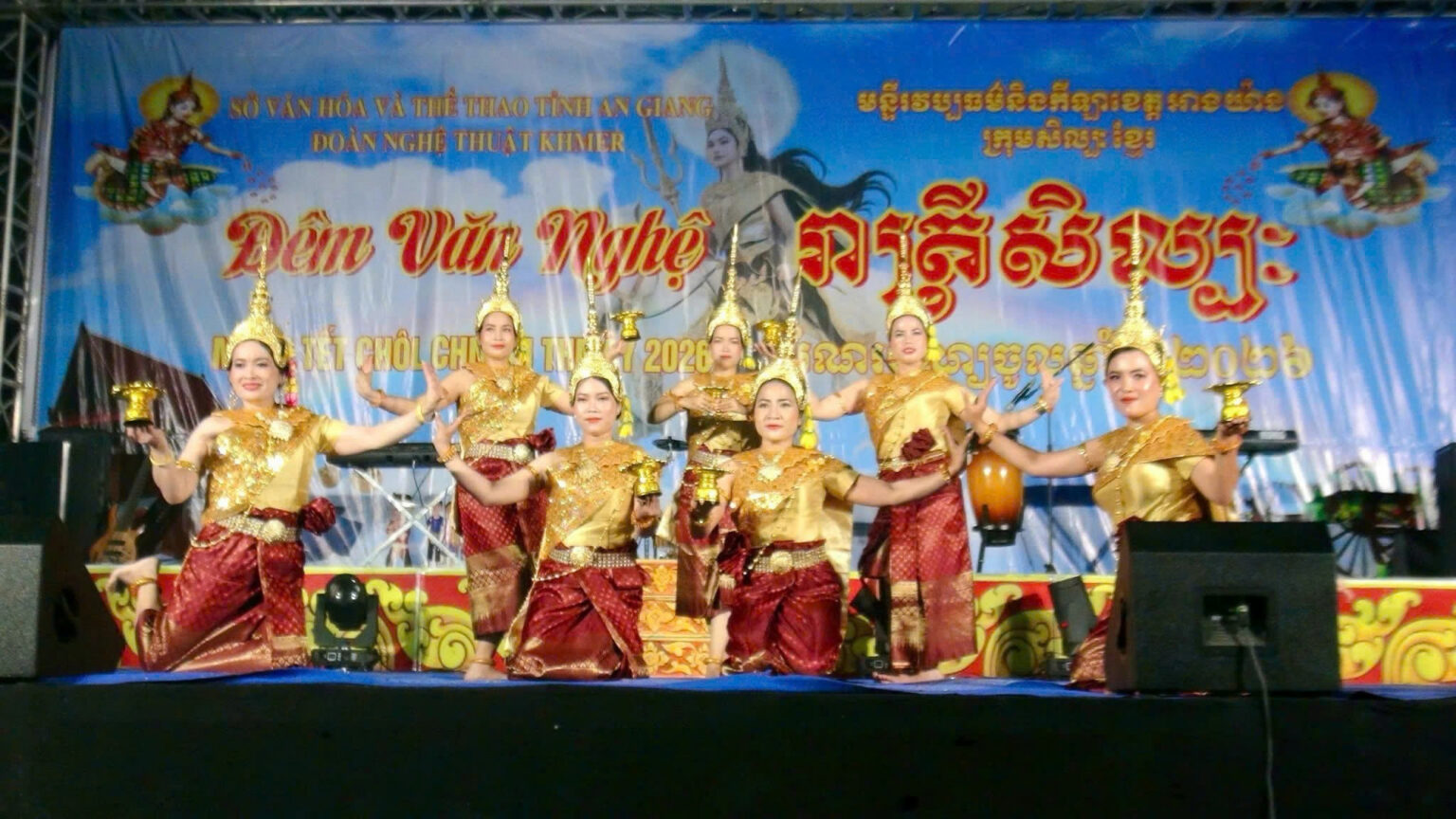 Đội văn nghệ Khmer tỉnh An Giang biểu diễn phục vụ tại chùa Sre Bưng. 1000097250.jpg