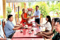Lãnh đạo xã Ô Lâm (tỉnh An Giang) chúc mừng Lễ Sen Đôn Ta của đồng bào dân tộc Khmer.