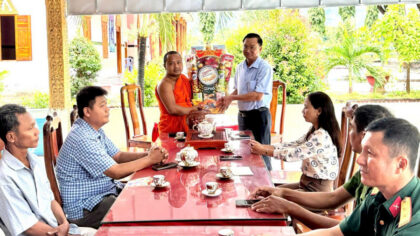 Lãnh đạo xã Ô Lâm (tỉnh An Giang) chúc mừng Lễ Sen Đôn Ta của đồng bào dân tộc Khmer.