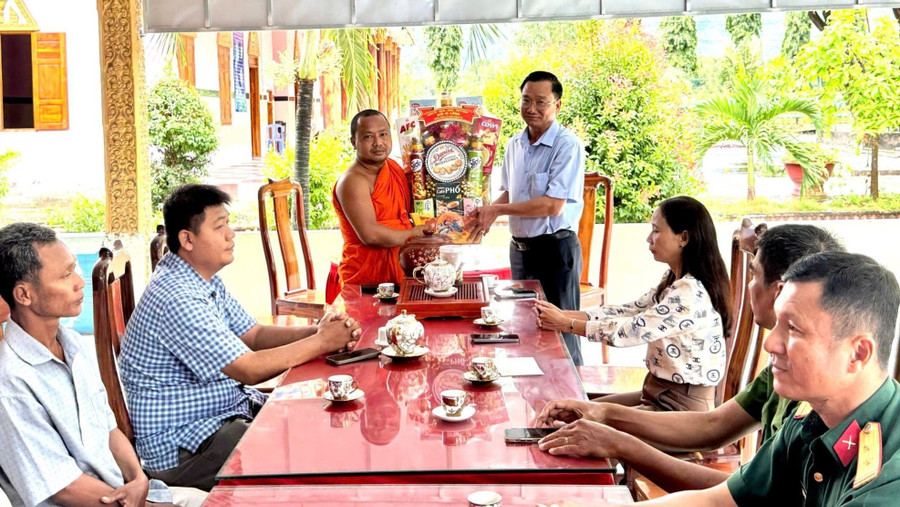 Lãnh đạo xã Ô Lâm (tỉnh An Giang) chúc mừng Lễ Sen Đôn Ta của đồng bào dân tộc Khmer.