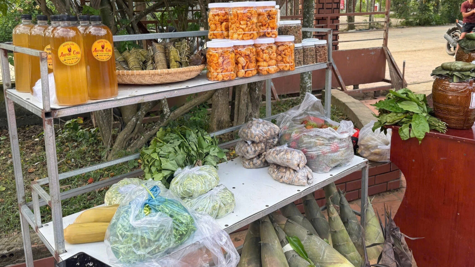 Mật ong, măng tươi...những sản vật của người dân được bày bán cho khách du lịch. 1791869247772-2287941898850028344-1225510777767396601-536ea161a13316980b4595ceeee2a6fe.jpg