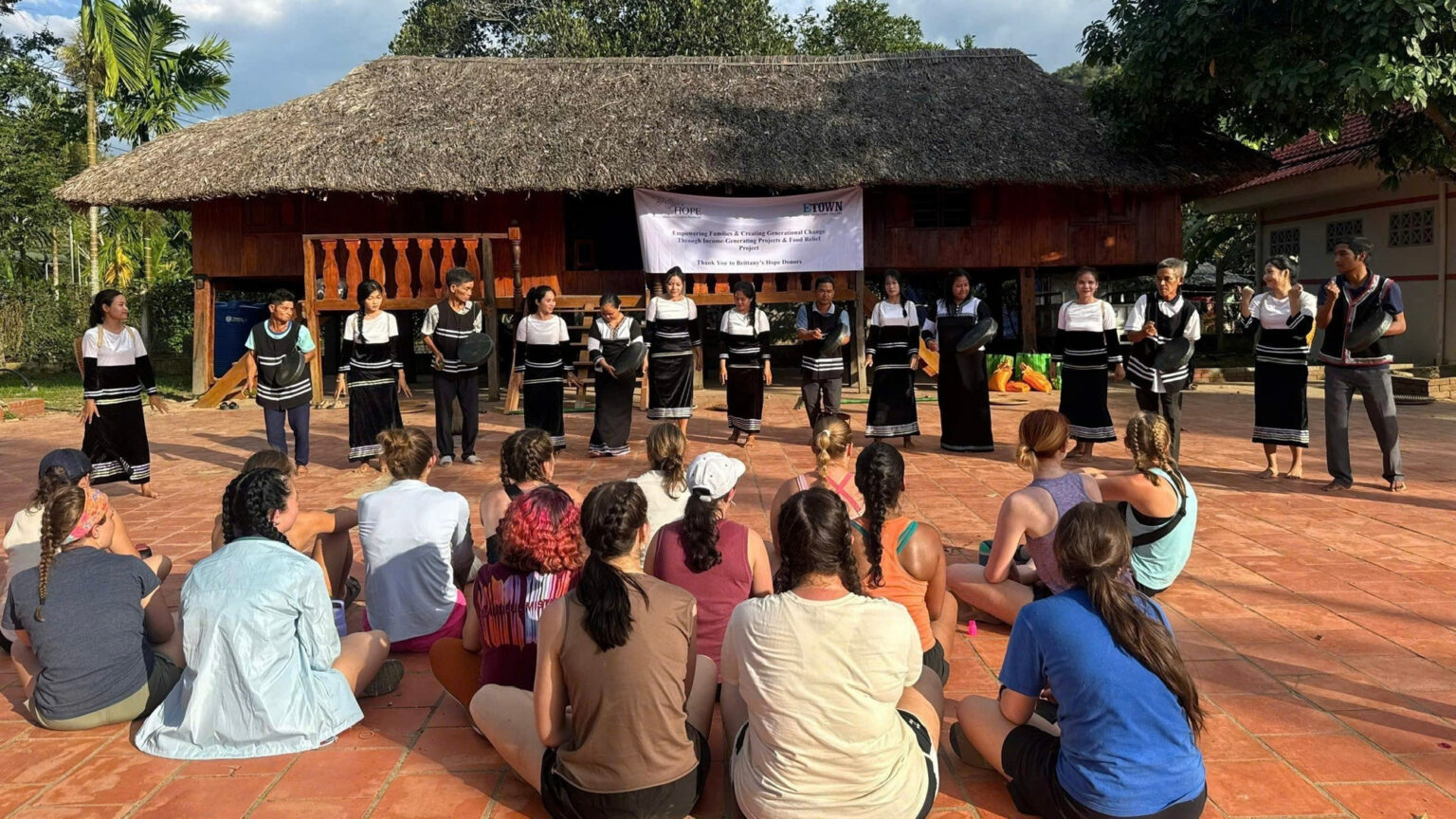 Du khách thích thú xem biểu diễn nhạc cụ dân tộc. 1791869354122-2287941898850028344-1225510777767396601-6262ec8bffef022394db508a43f71ea9.jpg