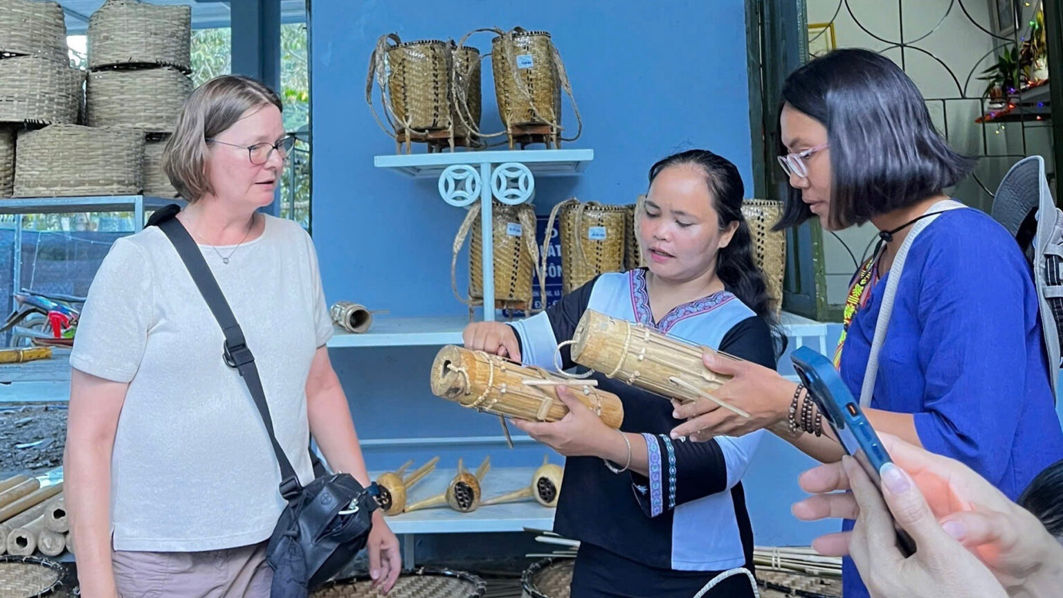 Du khách tìm hiểu về đàn Cha pi tại Làng du lịch cộng đồng Hòn Dung. 1791869394928-2287941898850028344-1225510777767396601-9752e6646289fbd6b80d35ee630e8508.jpg