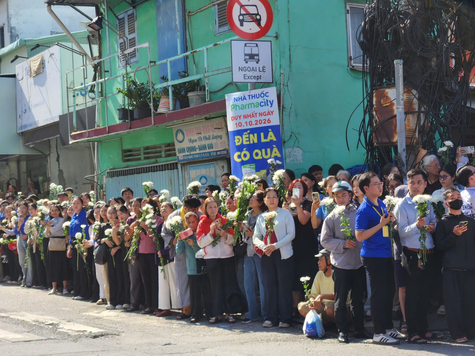 Dọc hai bên đường, người dân thành phố cùng lực lượng vũ trang đứng nghiêm trang, mặc niệm tiễn đưa các liệt sĩ về nơi an nghỉ cuối cùng. 1791948149009-266176155068175012-g861937958123331043-44c7c236d55a0b390786194afe7a80aa.jpg