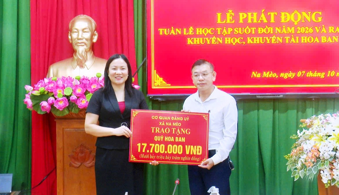 Đại diện cơ quan Đảng ủy xã Na Mèo trao tặng Quỹ Khuyến học khuyến tài Hoa Ban. 2aobor3qd4fsql4onjtwuupamehhpy1vl5hf1oja.jpg