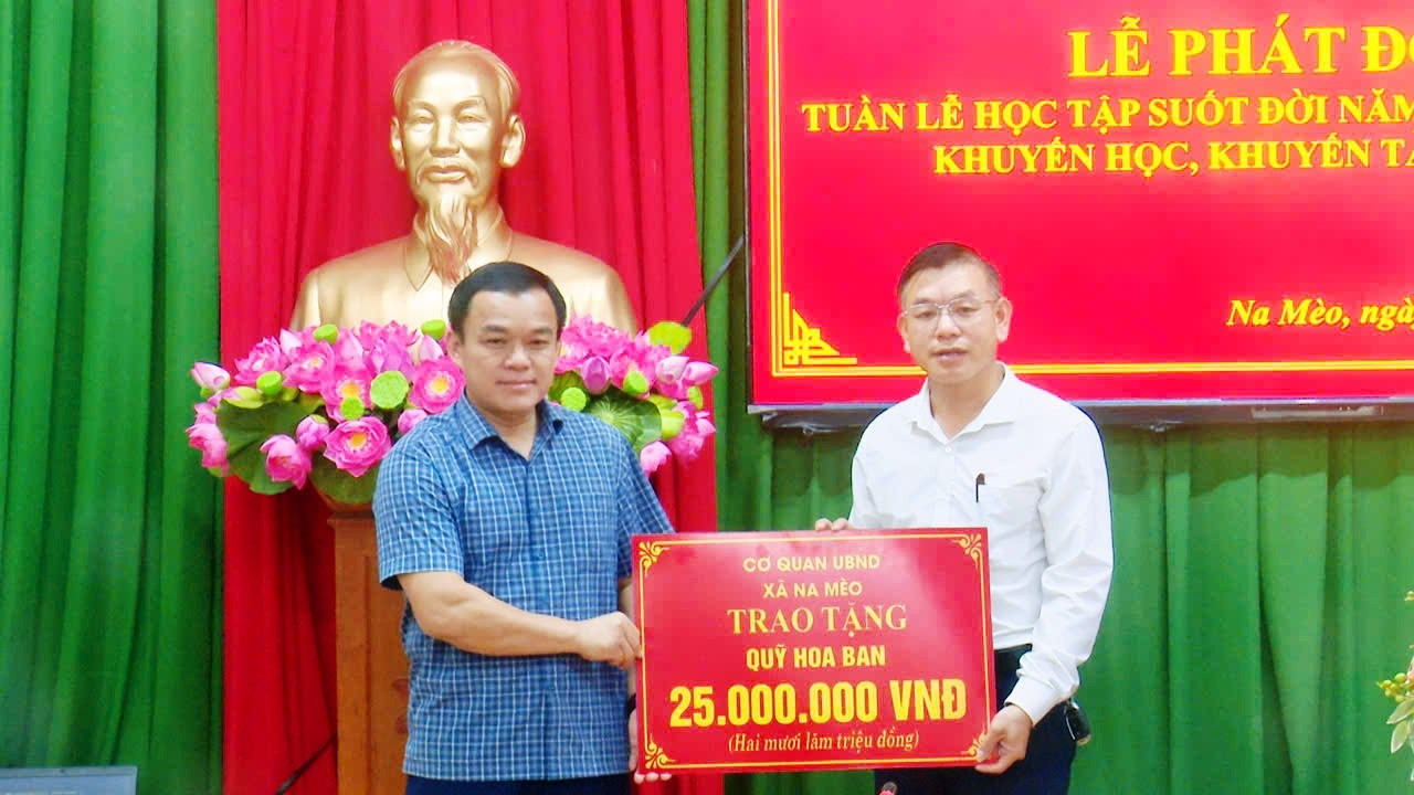 Đại diện cơ quan UBND xã Na Mèo trao tặng Quỹ Khuyến học khuyến tài Hoa Ban. 2aobor3qd4zwfeah7i9f8r7elufvtdmnaqhb8dvc.jpg