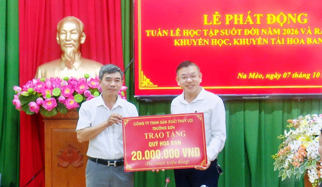 Đại diện một doanh nghiệp trao tặng Quỹ Khuyến học khuyến tài Hoa Ban, xã Na Mèo. 2aobor3qd5jopbcimhgpq2tei7dqge3meyfx00ku.jpg