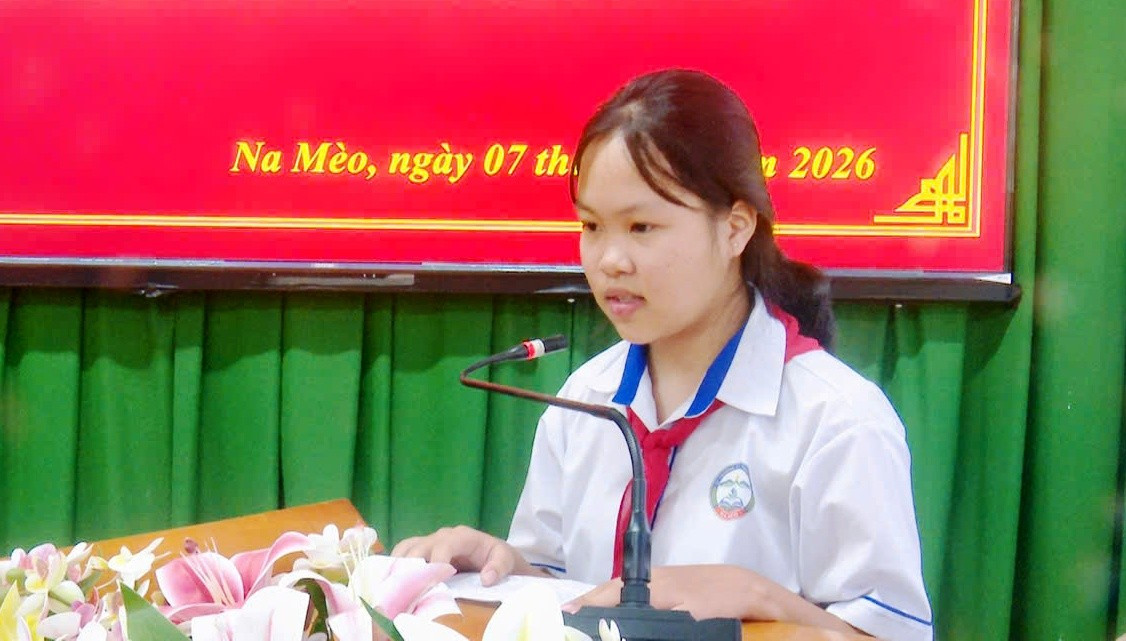 Em Vi Ngọc Yến (học sinh lớp 9, Trường Phổ thông Nội trú TH&THCS Na Mèo) đại diện cho học sinh phát biểu tại buổi Lễ ra mắt Quỹ Khuyến học khuyến tài Hoa Ban. 2aobor3qd6st2ddpt2ctsarrmqynglh5oyp1di0o.jpg