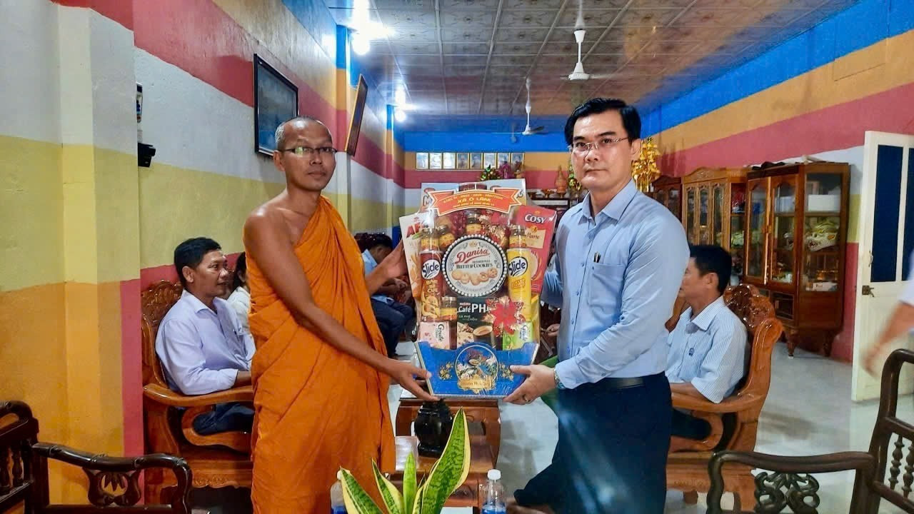 Lãnh đạo xã Ô Lâm thăm, tặng quà các chùa Khmer nhân dịp Lễ Sen Đôn Ta. 948a3921-4abd-4761-a0a2-5e24fbf84649-1-all-98917.jpg