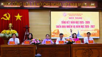 Ban Giám đốc Sở GD&ĐT Đắk Lắk, chủ trì Hội nghị. (Ảnh: Thành Tâm)