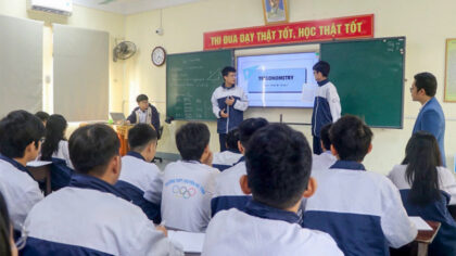 Học sinh ở Hà Tĩnh học Toán bằng tiếng Anh. (Ảnh: H.L)