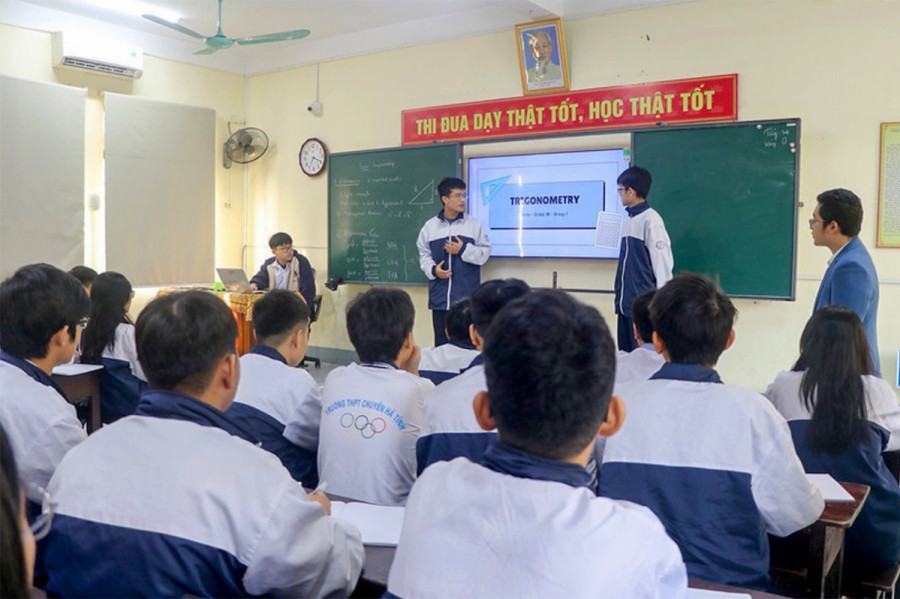 Học sinh ở Hà Tĩnh học Toán bằng tiếng Anh. (Ảnh: H.L)