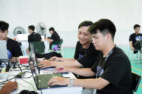 Các đội phân tích yêu cầu đề bài, xác định phương án và phân công nhiệm vụ trước khi triển khai giải pháp tại chung kết cuộc thi UAV SkyTrack Hackathon 2026.