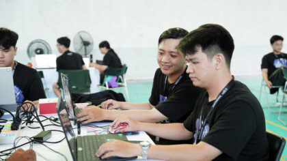 Các đội phân tích yêu cầu đề bài, xác định phương án và phân công nhiệm vụ trước khi triển khai giải pháp tại chung kết cuộc thi UAV SkyTrack Hackathon 2026.
