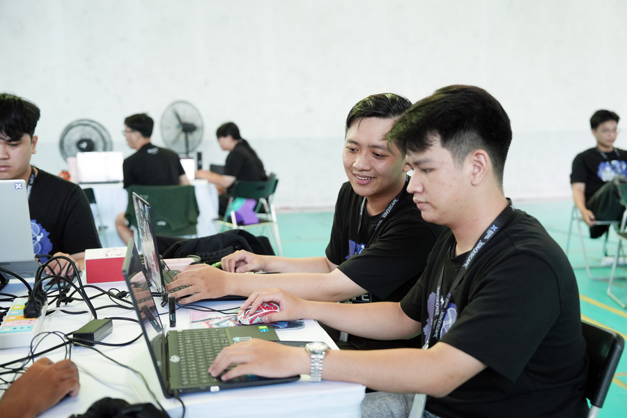 Các đội phân tích yêu cầu đề bài, xác định phương án và phân công nhiệm vụ trước khi triển khai giải pháp tại chung kết cuộc thi UAV SkyTrack Hackathon 2026.