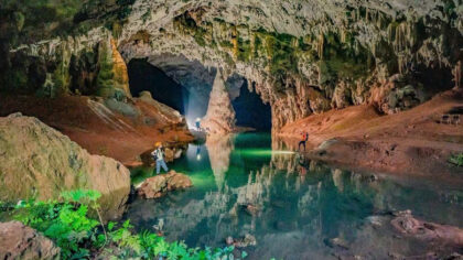 Hang Over có chiều dài hơn 3.200m đưa du khách xuyên qua lòng núi, khám phá không gian hang động rộng lớn cùng hệ thống thạch nhũ đa dạng. (Ảnh: Jungle Boss)