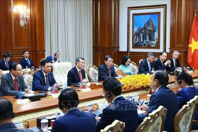 Thủ tướng Lê Minh Hưng phát biểu tại cuộc gặp Chủ tịch Đảng Nhân dân Campuchia, Chủ tịch Thượng viện Hun Sen. Ảnh: Dương Giang/TTXVN Thủ tướng Lê Minh Hưng phát biểu tại cuộc gặp Chủ tịch Đảng Nhân dân Campuchia, Chủ tịch Thượng viện Hun Sen. Ảnh: Dương Giang/TTXVN
