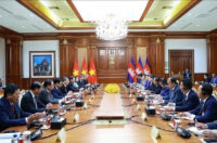 Thủ tướng Lê Minh Hưng gặp Chủ tịch Đảng Nhân dân Campuchia, Chủ tịch Thượng viện Hun Sen. Ảnh: Dương Giang/TTXVN