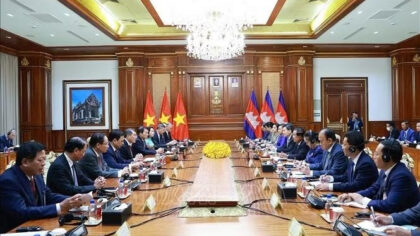 Thủ tướng Lê Minh Hưng gặp Chủ tịch Đảng Nhân dân Campuchia, Chủ tịch Thượng viện Hun Sen. Ảnh: Dương Giang/TTXVN