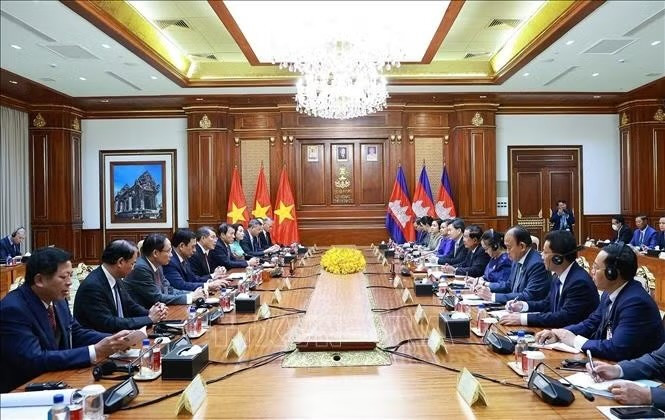 Thủ tướng Lê Minh Hưng gặp Chủ tịch Đảng Nhân dân Campuchia, Chủ tịch Thượng viện Hun Sen. Ảnh: Dương Giang/TTXVN