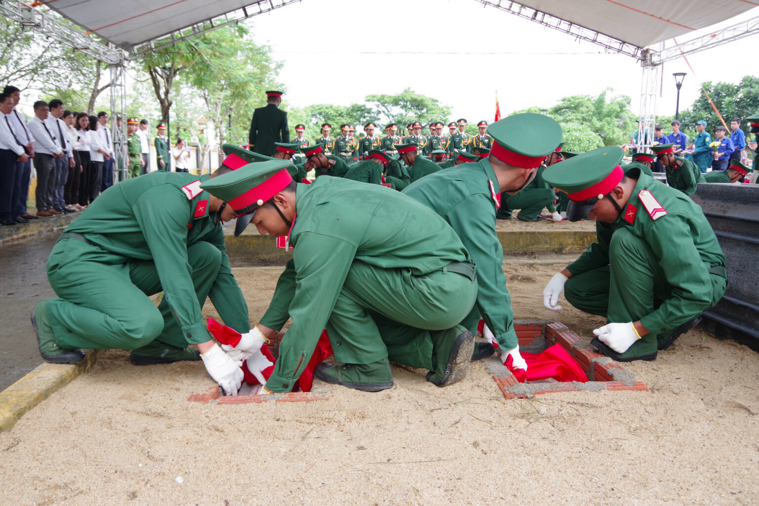 An táng các hài cốt liệt sĩ. Ảnh: Quang Cường, Bộ CHQS Đà Nẵng img-1850.jpg