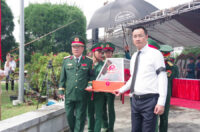 Ông Lê Ngọc Quang (áo trắng), Bí thư Thành ủy Đà Nẵng đưa các hài cốt liệt sĩ đi an táng. Ảnh: Quang Cường, Bộ CHQS Đà Nẵng