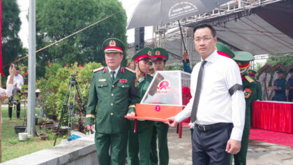 Ông Lê Ngọc Quang (áo trắng), Bí thư Thành ủy Đà Nẵng đưa các hài cốt liệt sĩ đi an táng. Ảnh: Quang Cường, Bộ CHQS Đà Nẵng
