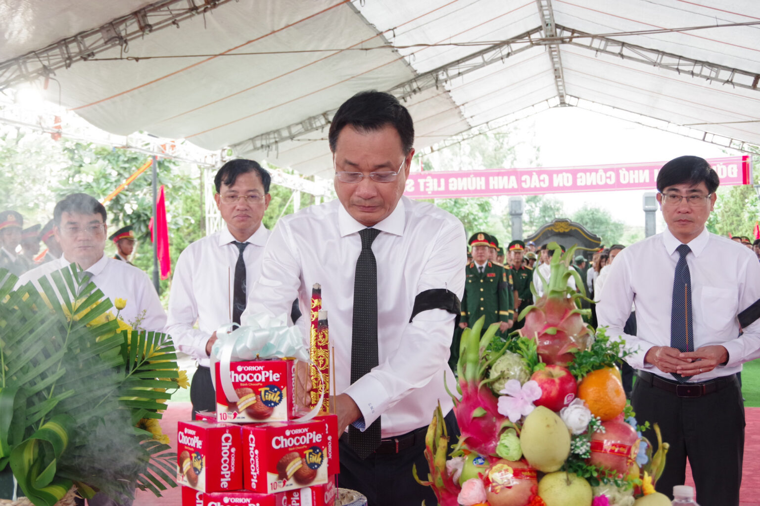Ông Lê Ngọc Quang, Bí thư Thành ủy Đà Nẵng dâng hương trong lễ truy điệu các liệt sĩ. Ảnh: Quang Cường, Bộ CHQS Đà Nẵng img-1863.jpg