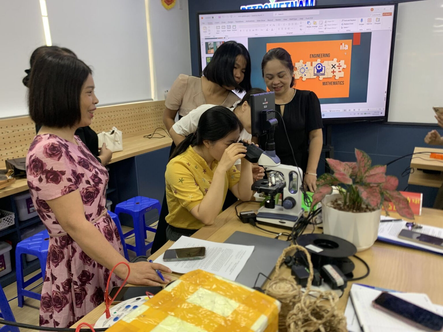 Giáo viên trực tiếp tham gia trải các các hoạt động tại Phòng Giáo dục STEM của Trường THPT Bắc Đông Quan. img-2999.jpg