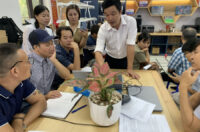 Giáo viên trao đổi, chia sẻ kinh nghiệm đổi mới phương pháp dạy học, nâng cao hiệu quả triển khai giáo dục STEM.