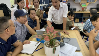 Giáo viên trao đổi, chia sẻ kinh nghiệm đổi mới phương pháp dạy học, nâng cao hiệu quả triển khai giáo dục STEM.