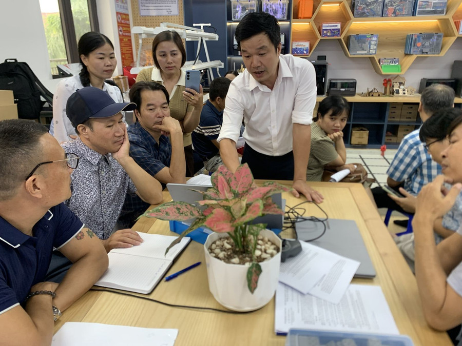 Giáo viên trao đổi, chia sẻ kinh nghiệm đổi mới phương pháp dạy học, nâng cao hiệu quả triển khai giáo dục STEM.