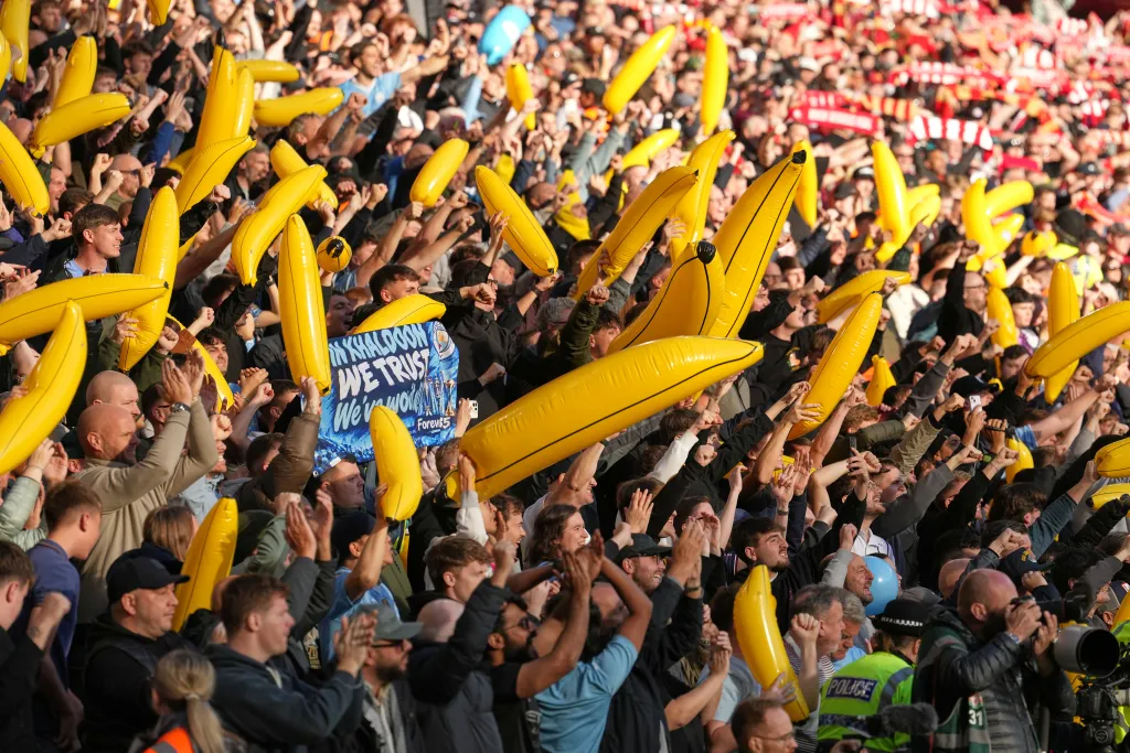 Cổ động viên Man City cũng mang chuối đến sân Anfield để khiêu khích chủ nhà Liverpool. Ảnh: AP. liverpoo.png
