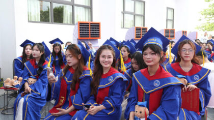 Sinh viên FBU hân hoan trong buổi lễ tốt nghiệp.