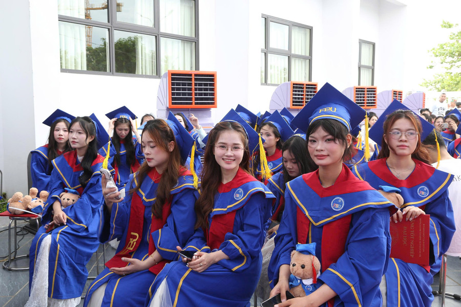Sinh viên FBU hân hoan trong buổi lễ tốt nghiệp.