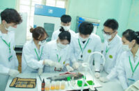 Sinh viên Học viện Nông nghiệp Việt Nam thực hành trên cá.