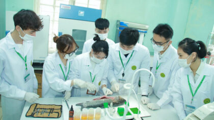 Sinh viên Học viện Nông nghiệp Việt Nam thực hành trên cá.