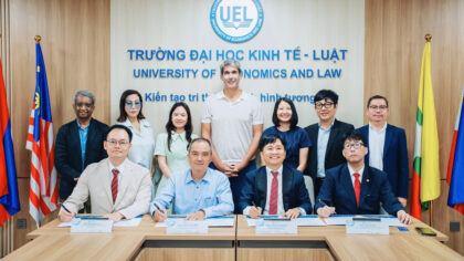 Đại diện 4 phòng thí nghiệm về AI ký hợp tác về phối hợp nghiên cứu, chuyển giao công nghệ. Ảnh: Gia Phúc.