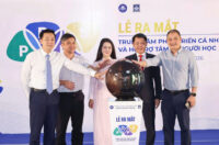 Nghi thức bấm nút ra mắt Trung tâm Phát triển cá nhân và Hỗ trợ người học.