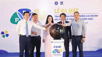 Nghi thức bấm nút ra mắt Trung tâm Phát triển cá nhân và Hỗ trợ người học.