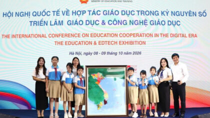 Thầy và trò Trường Tiểu học Vĩnh Yên giới thiệu sản phẩm STEM mô hình bản đồ Việt Nam 3D làm từ bột nặn tại Triển lãm Giáo dục và Công nghệ giáo dục.