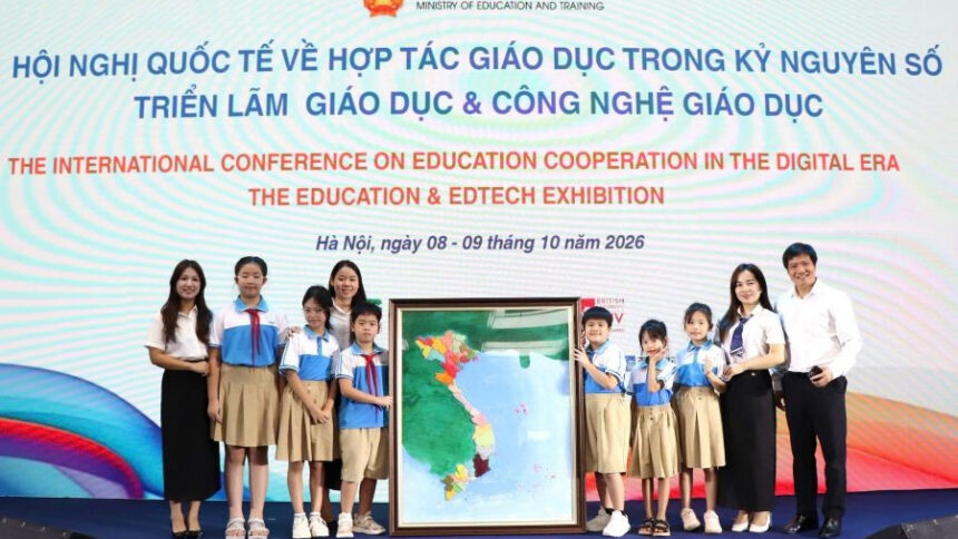 Thầy và trò Trường Tiểu học Vĩnh Yên giới thiệu sản phẩm STEM mô hình bản đồ Việt Nam 3D làm từ bột nặn tại Triển lãm Giáo dục và Công nghệ giáo dục.