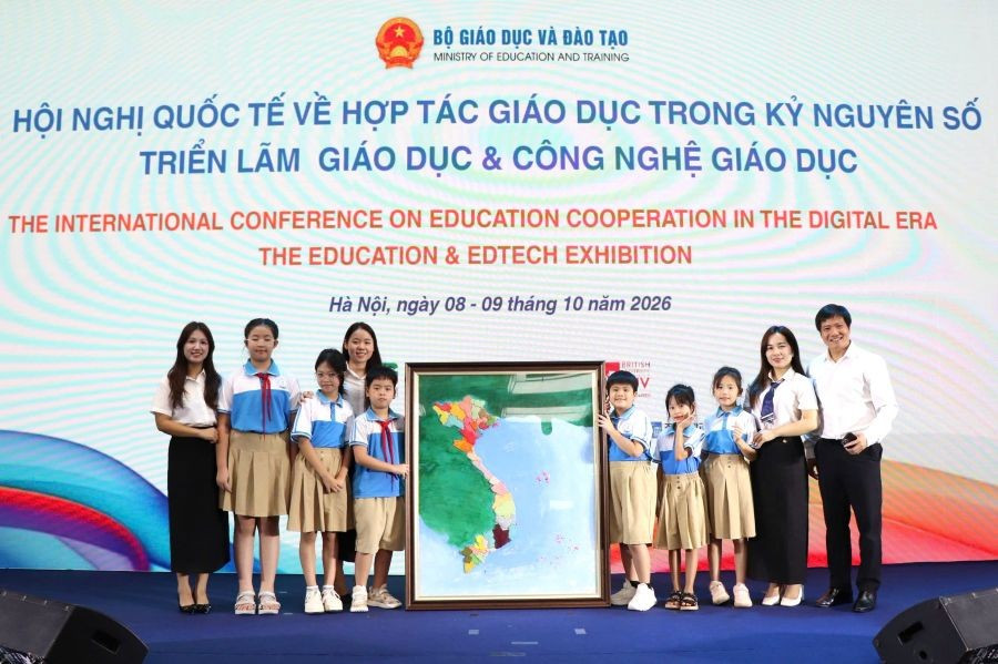Thầy và trò Trường Tiểu học Vĩnh Yên giới thiệu sản phẩm STEM mô hình bản đồ Việt Nam 3D làm từ bột nặn tại Triển lãm Giáo dục và Công nghệ giáo dục.