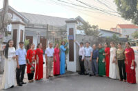 Ông Ngô Hữu Mai cùng lãnh đạo UBND và Hội LHPN xã gắn biển “Nhà sạch - Ngõ đẹp” tại các gia đình hội viên tiêu biểu tham gia mô hình.